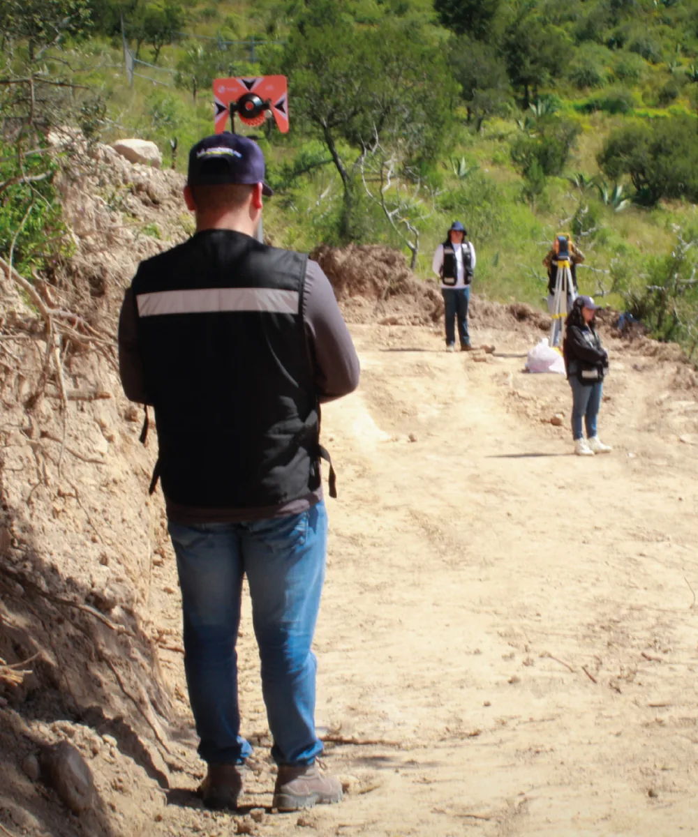 Equipo de RIV realizando un levantamiento topográfico en campo