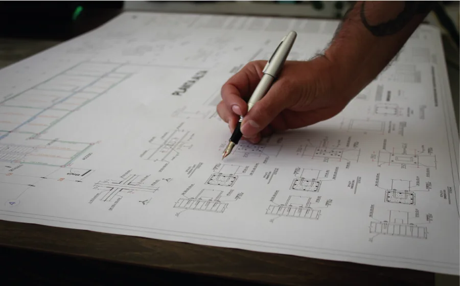Ingeniero revisando un plano estructural