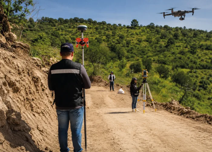 Equipo de RIV realizando un levantamiento topográfico con GPS y dron
